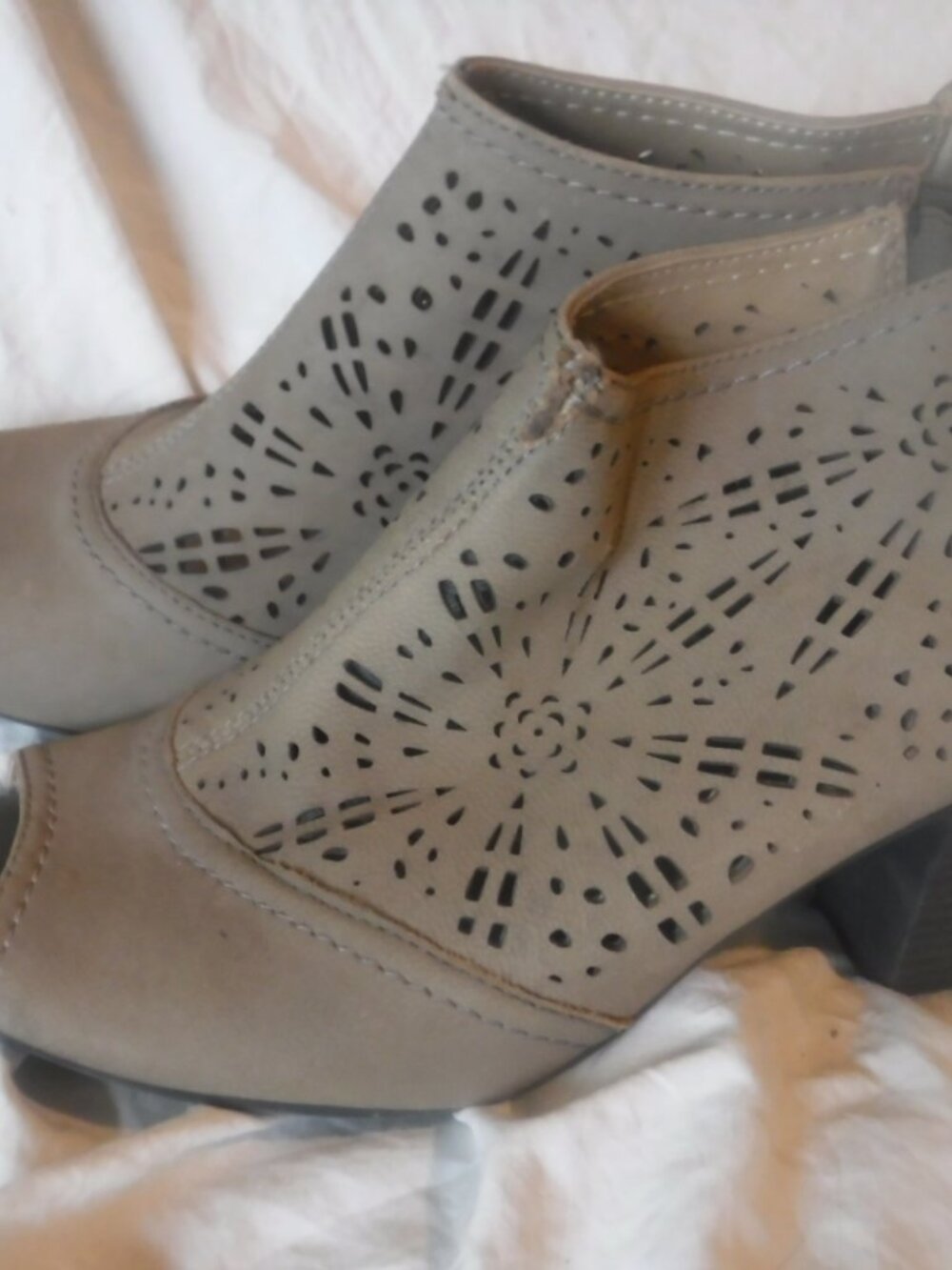 Earth Origins Shaye Leather Ankle Boots Booties Size 9.5 Taupe Brown Biegle Heel